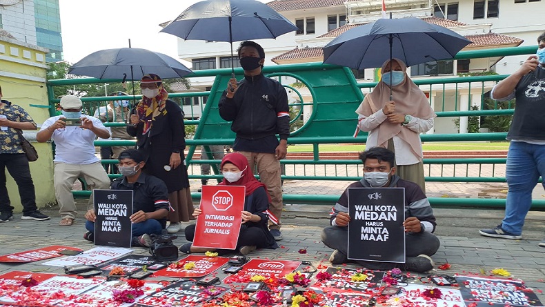 Kembali Unjuk Rasa, Puluhan Jurnalis Tabur Bunga di Balai Kota Medan