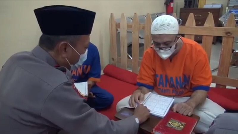  Semarakkan Ramadan, Polisi Ajak Tahanan Tadarus dan Belajar Baca Alquran