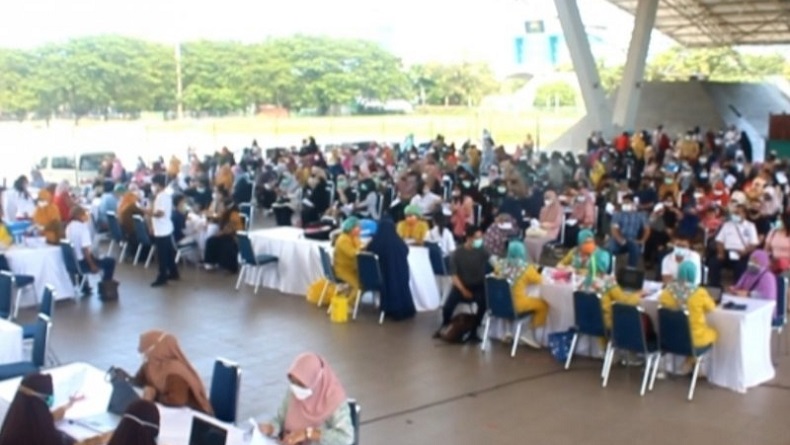 Ratusan Guru Divaksin Covid di Tribun Lapangan Karebosi Makassar