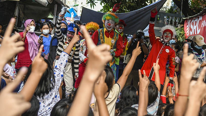 Aksi Lucu Para Badut Hibur Anak-Anak Korban Kebakaran Taman Sari - Bagian 3