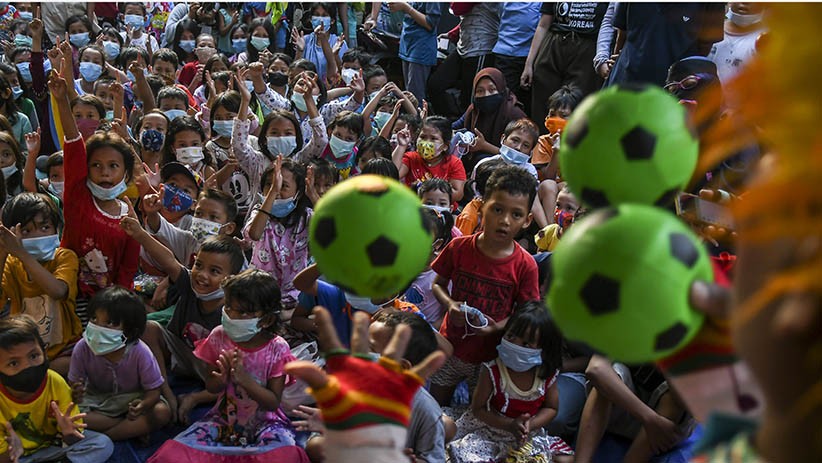 Aksi Lucu Para Badut Hibur Anak-Anak Korban Kebakaran Taman Sari - Bagian 2