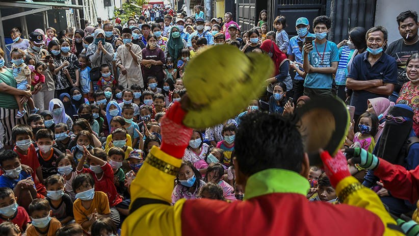 Aksi Lucu Para Badut Hibur Anak-Anak Korban Kebakaran Taman Sari - Bagian 1