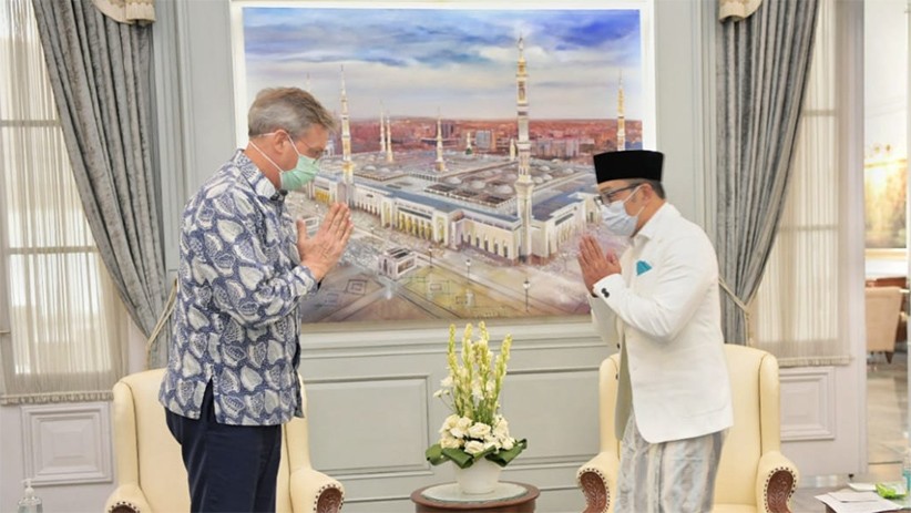 Pakai Sarung dan Peci, Gubernur Ridwan Kamil Bertemu Dubes Uni Eropa - Bagian 2