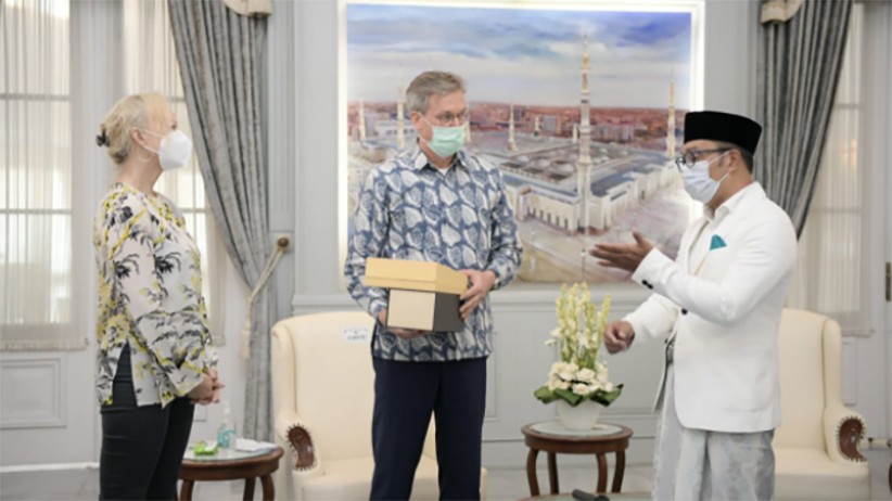 Pakai Sarung dan Peci, Gubernur Ridwan Kamil Bertemu Dubes Uni Eropa - Bagian 4
