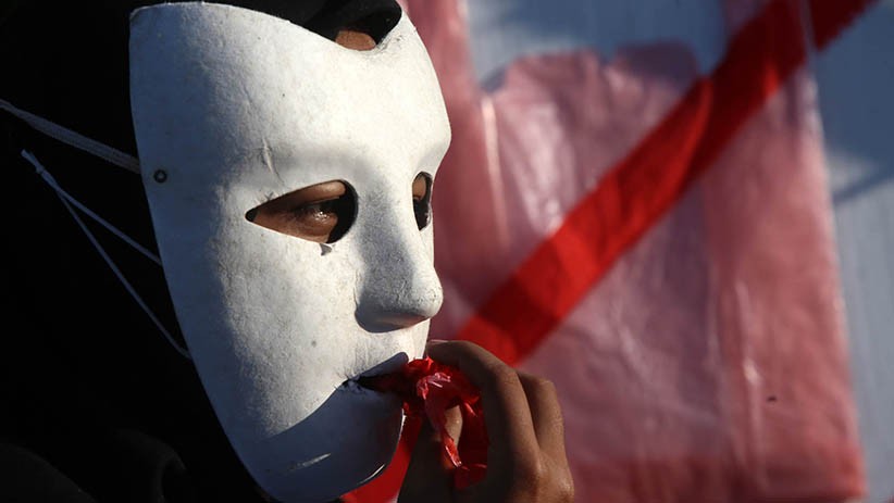 Aktivis Lingkungan Makan Plastik Peringati Hari Bumi di Surabaya - Bagian 2