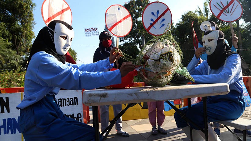 Aktivis Lingkungan Makan Plastik Peringati Hari Bumi di Surabaya - Bagian 3