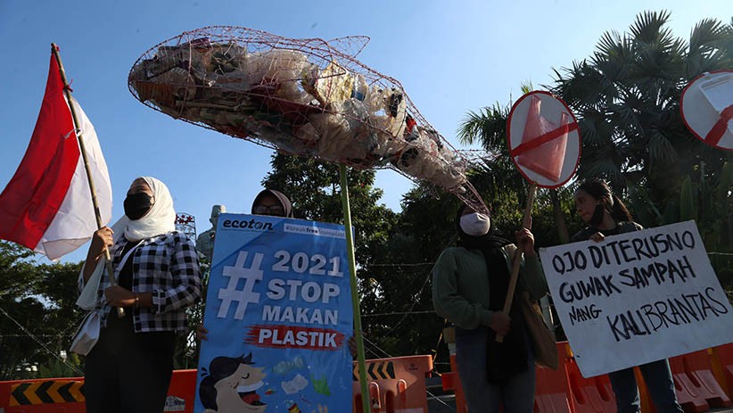 Aktivis Lingkungan Makan Plastik Peringati Hari Bumi di Surabaya - Bagian 4
