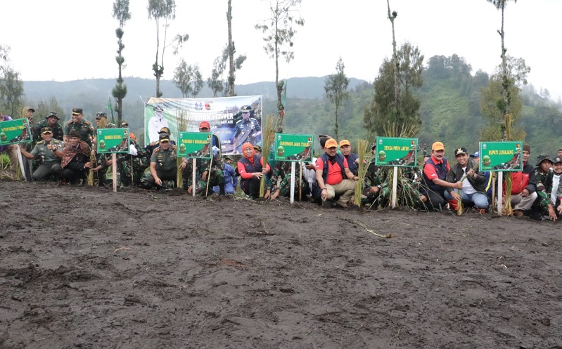 Hari Bumi, Khofifah Ajak Masyarakat Lakukan Gerakan Revegetasi Hutan Gundul 