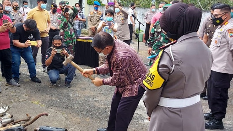 Polres Minahasa Musnahkan 1.941 Liter Miras Cap Tikus dan 126 Knalpot Bising
