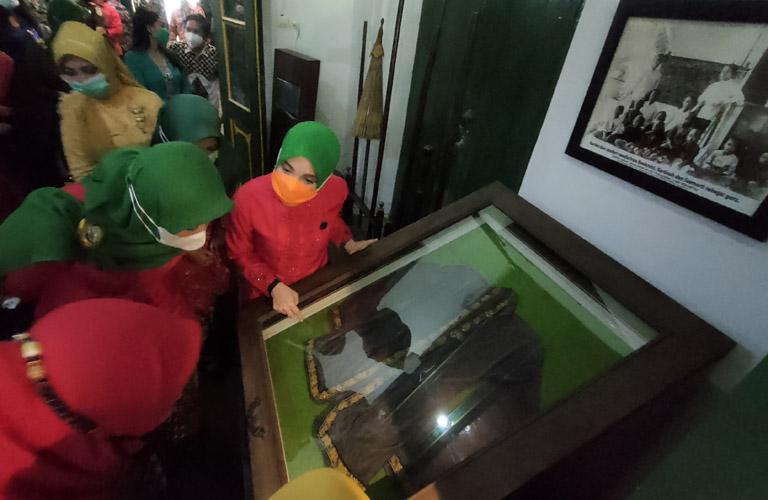 title Menyusuri Jejak Sejarah Pahlawan Emansipasi Wanita di Museum Kartini Rembang Menyusuri Jejak Sejarah Pahlawan Emansipasi Wanita di Museum Kartini Rembang