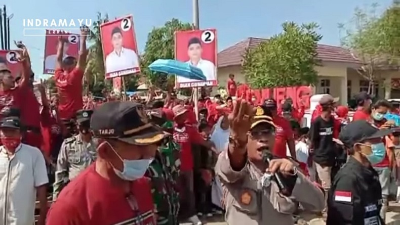 2 Kubu Pendukung Kades Bersitegang, Kapolsek Redakan Emosi Massa dengan Salawat