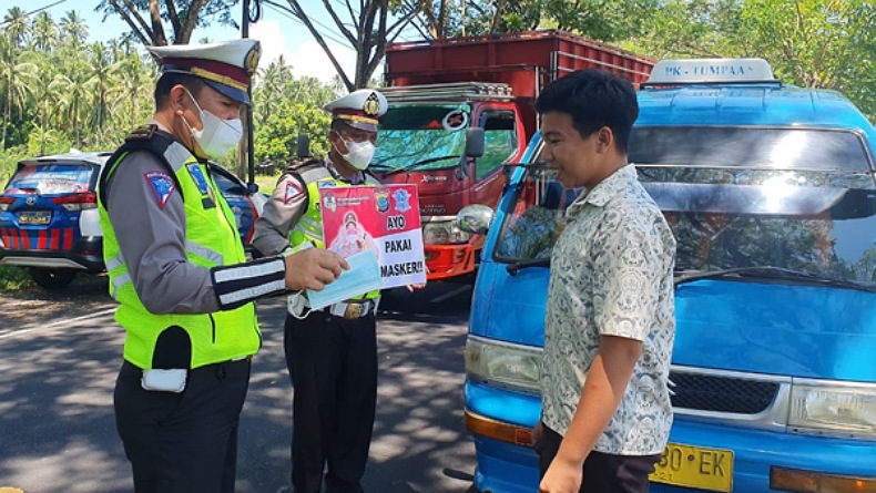 Satlantas Polres Minsel Bagikan Masker Gratis untuk Warga