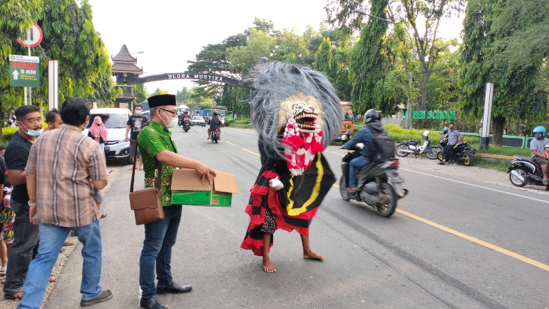 Aksi Barongan Bagi Takjil Jadi Tontonan Warga di Blora 