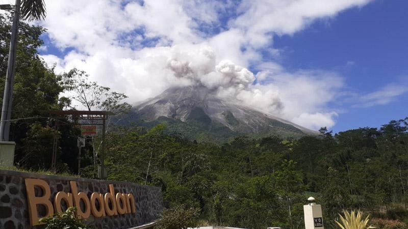 Merapi Luncurkan Awan Panas Sejauh 2 Km, Hujan Abu Guyur Cepogo Boyolali
