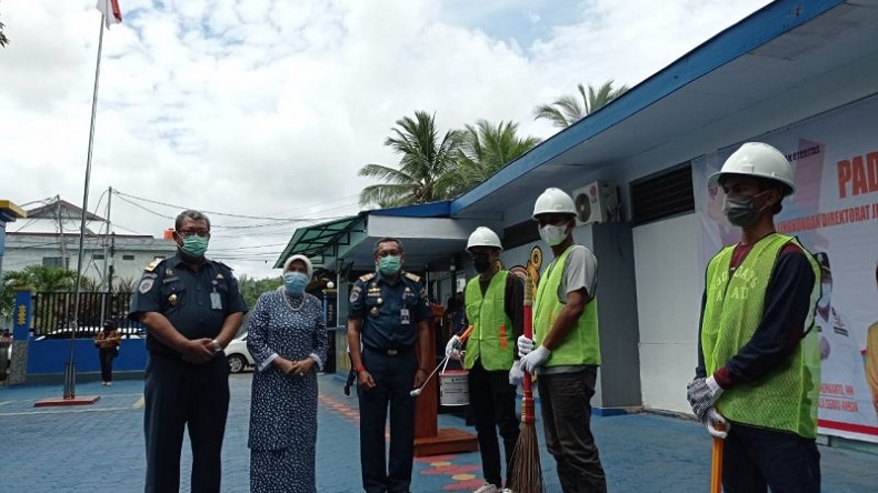 title KSOP dan Disnav Ambon Gelar Padat Karya, Warga yang Terlibat 35 Orang KSOP dan Disnav Ambon Gelar Padat Karya, Warga yang Terlibat 35 Orang