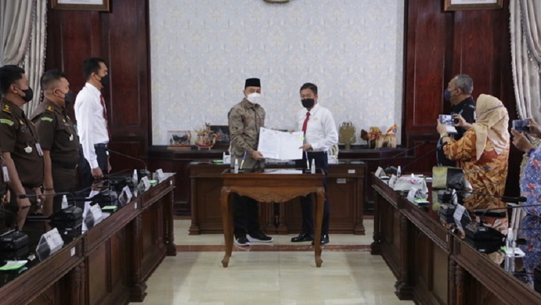 title Selamatkan Uang Negara Rp312 Miliar, 26 Jaksa Kejari Surabaya Dapat Penghargaan Selamatkan Uang Negara Rp312 Miliar, 26 Jaksa Kejari Surabaya Dapat Penghargaan