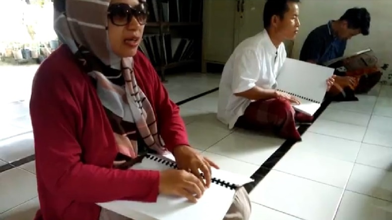 Melihat Penyandang Tunanetra di YPLB Majalengka Khusyuk Tadarus Alquran Braille