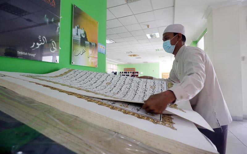  Masih Ditutup untuk Umum, Perawatan Alquran Raksasa di JIC Tetap Dilakukan - Bagian 3