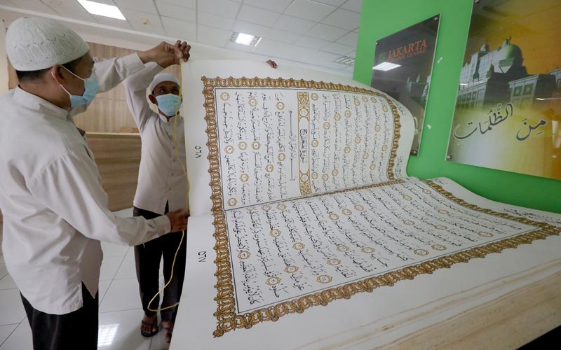  Masih Ditutup untuk Umum, Perawatan Alquran Raksasa di JIC Tetap Dilakukan - Bagian 4