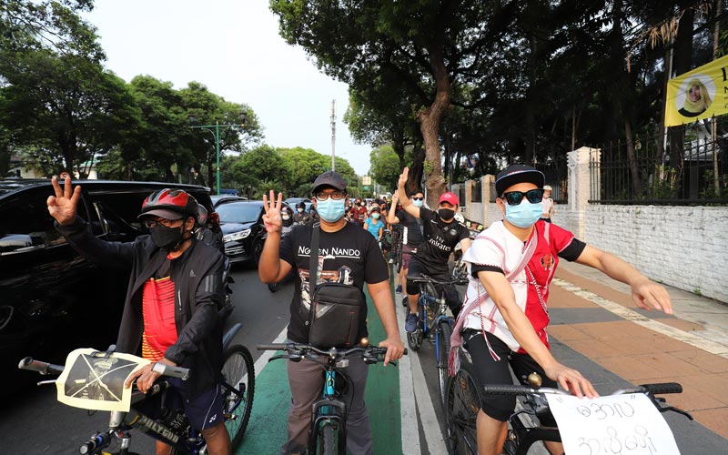 Puluhan Pesepeda Ikuti Aksi Gowes for Democracy #SaveMyanmar  - Bagian 4
