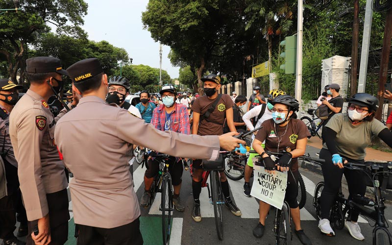 Puluhan Pesepeda Ikuti Aksi Gowes for Democracy #SaveMyanmar  - Bagian 2