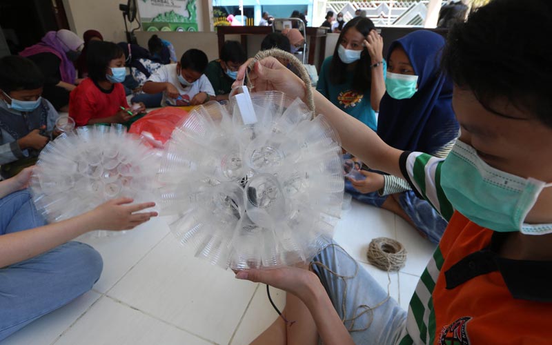 Anak-anak Kampung Herbal Nginden Ubah Gelas Air Mineral Bekas Menjadi Lampu Gantung Cantik  - Bagian 2