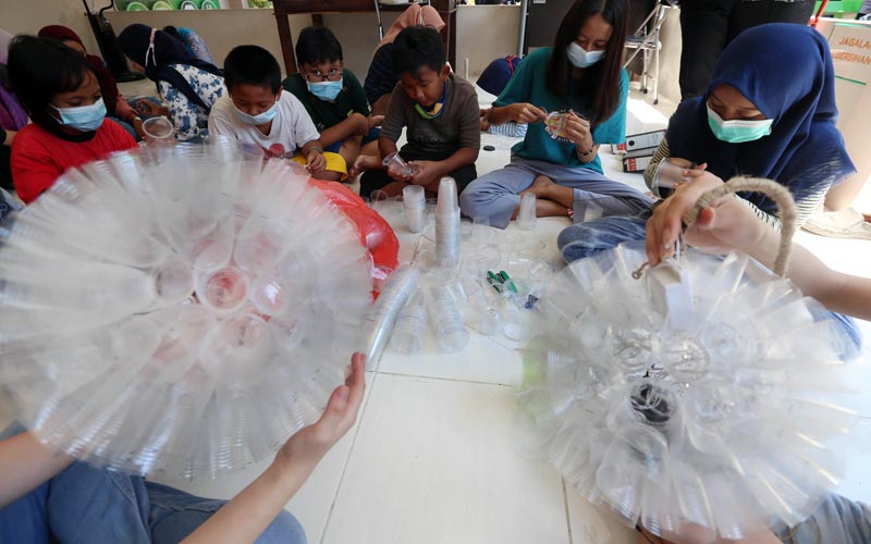 Anak-anak Kampung Herbal Nginden Ubah Gelas Air Mineral Bekas Menjadi Lampu Gantung Cantik  - Bagian 3