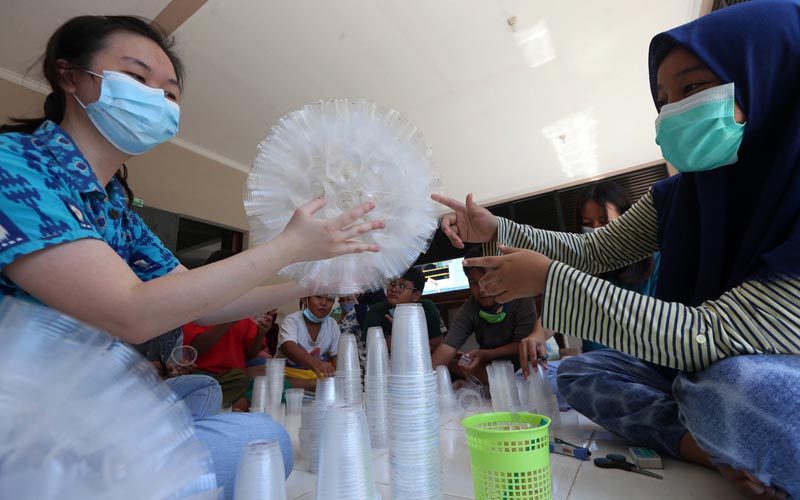 Anak-anak Kampung Herbal Nginden Ubah Gelas Air Mineral Bekas Menjadi Lampu Gantung Cantik  - Bagian 4