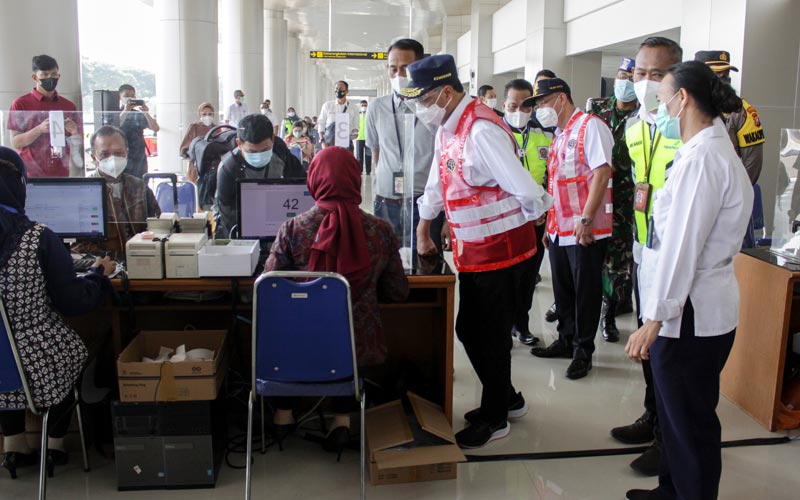 Menhub Budi Karya Pantau Tes GeNose C-19 di Bandara Juanda - Bagian 2