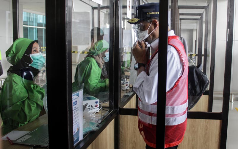 Menhub Budi Karya Pantau Tes GeNose C-19 di Bandara Juanda - Bagian 3