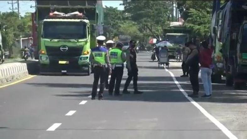 Aparat Polres Brebes Mulai Sekat Kendaraan dari Arah Jawa Barat  