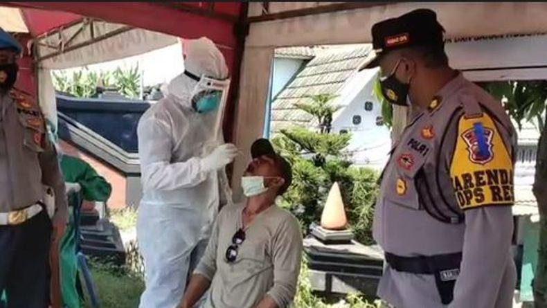 Penyekatan di Perbatasan Blora, Pengendara Luar Kota Jalani Rapid Test Antigen 