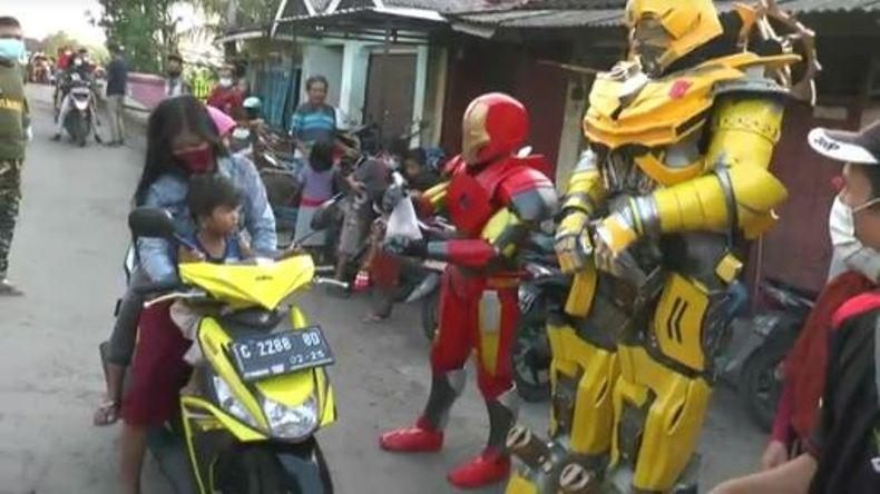 title Kenakan Kostum Robot Super Hero, Pemuda di Desa Ini Edukasi Warga agar Jaga Prokes Kenakan Kostum Robot Super Hero, Pemuda di Desa Ini Edukasi Warga agar Jaga Prokes
