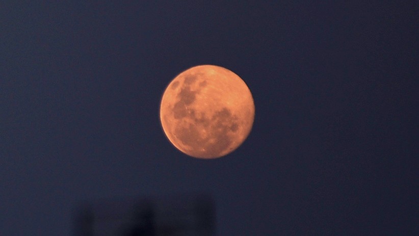 Penampakan Bulan Purnama Merah Muda di Langit Bekasi - Bagian 2