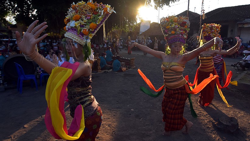 Tarian Sakral Rangkaian Hari Raya Kuningan dengan Protokol Kesehatan - Bagian 3