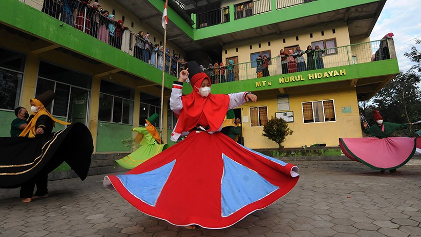 Menanti Waktu Berbuka Puasa, Santri Pesantren Ini Belajar Tarian Sufi - Bagian 3