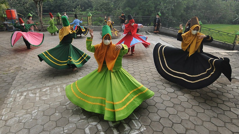 Menanti Waktu Berbuka Puasa, Santri Pesantren Ini Belajar Tarian Sufi - Bagian 2