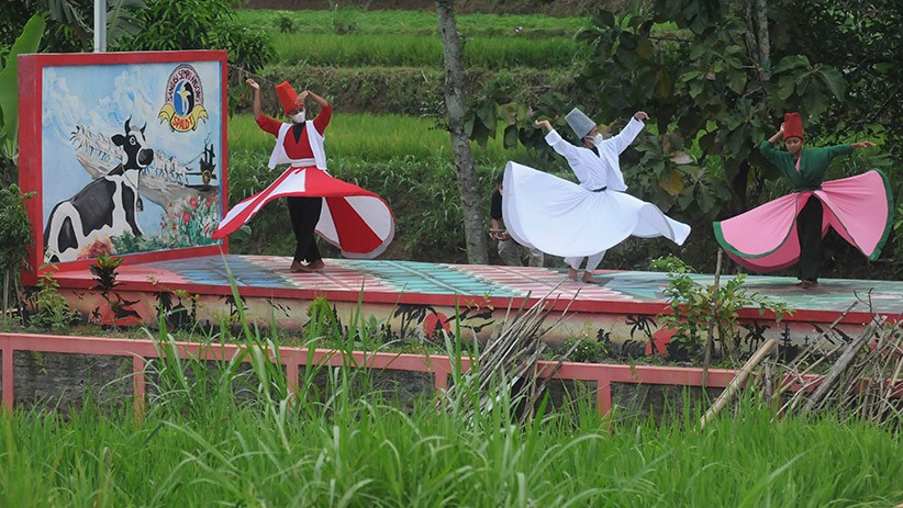 Menanti Waktu Berbuka Puasa, Santri Pesantren Ini Belajar Tarian Sufi - Bagian 1