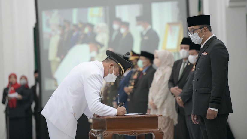 Gubernur Jawa Barat Ridwan Kamil Lantik Dua Kepala Daerah - Bagian 1