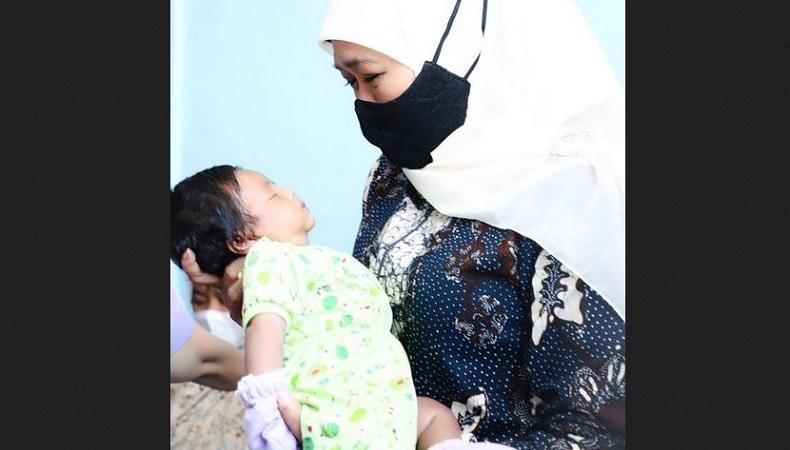 Haru, Khofifah Gendong Putri Awak KRI Nanggala Sertu Rusdiansyah Berusia 18 Hari