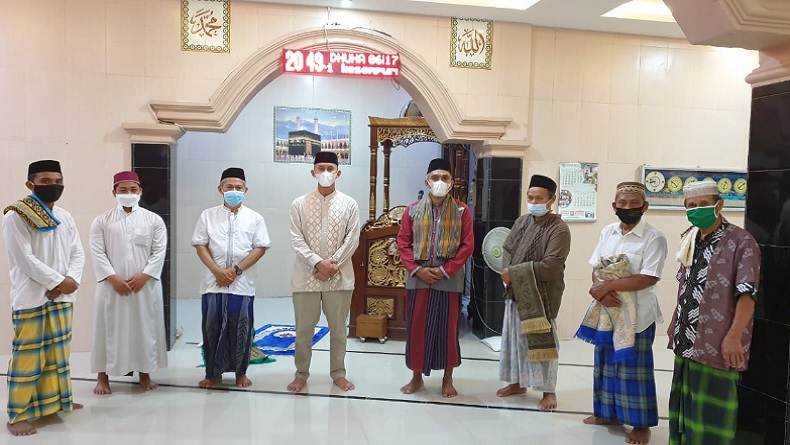 Program Syiar Ramadhan, Kapolres Enrekang Sampaikan Evaluasi dan Teguran Prokes saat Tarawih 