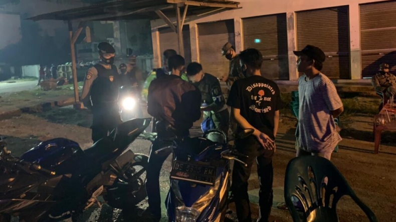Razia Prokes di Pringsewu, Petugas Gabungan Bubarkan Remaja Tenggak Tuak