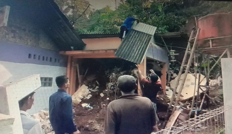 Longsor Terjang Permukiman di Sukabumi, 3 Warga Nyaris Terkubur Hidup-hidup
