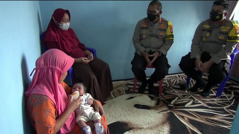 Sampaikan Duka, Kapolresta Sidoarjo Kunjungi Keluarga Awak KRI Nanggala 402