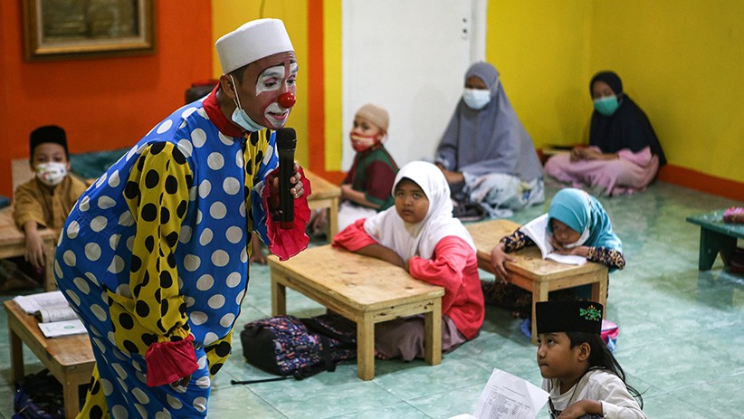 Mengajar Mengaji dengan Kostum Badut - Bagian 1