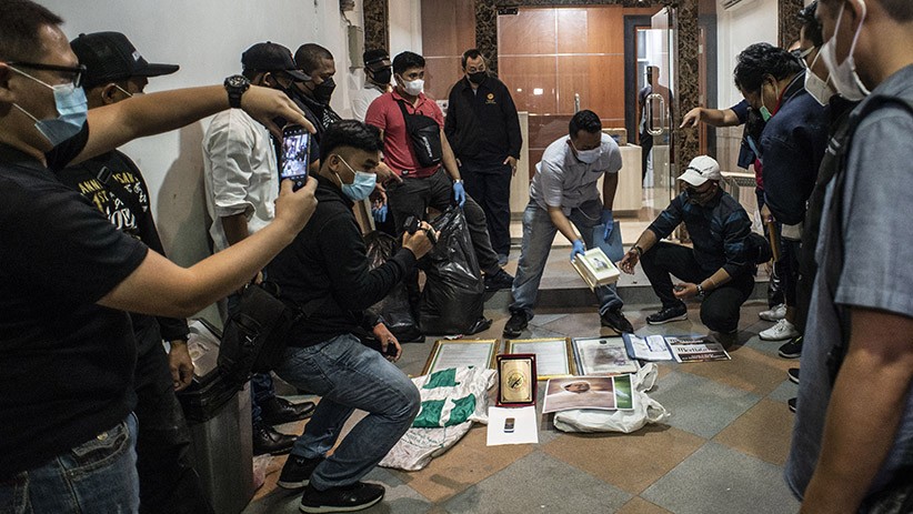 Penampakan Barang Bukti Hasil Geledah Markas FPI, Poster HRS hingga Buku Jihad - Bagian 1