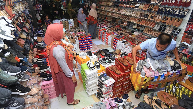 Geliat Penjualan Sepatu Lebaran Mulai Ramai - Bagian 1