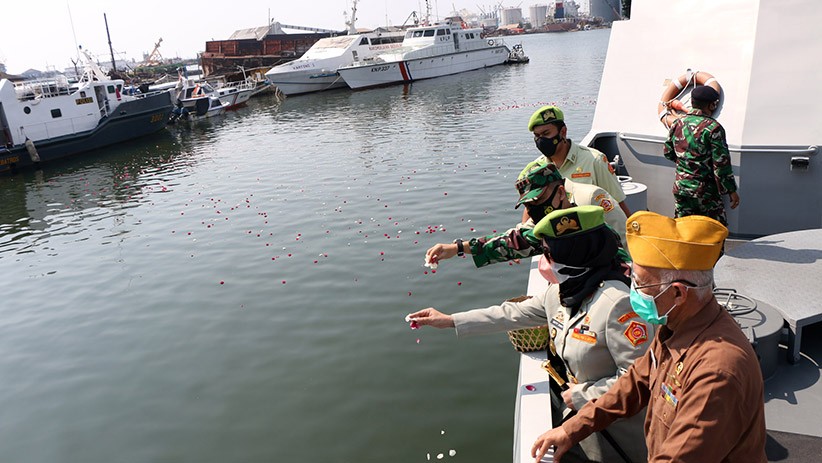 Tabur Bunga Penghormatan kepada 53 Awak KRI Nanggala-402 Gugur - Bagian 1