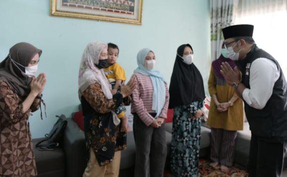 Berduka, Ridwan Kamil Kunjungi Rumah Duka Kru KRI Nanggala 402