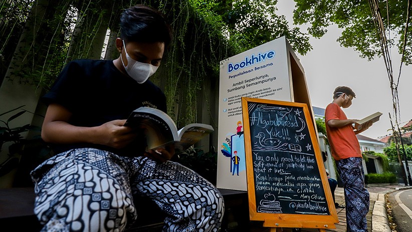Membaca Buku di Perpustakaan Jalanan Bookhive - Bagian 3